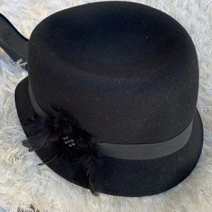 CROFT & BARROW 100% Wool black hat with fabric band and faux feather acc…